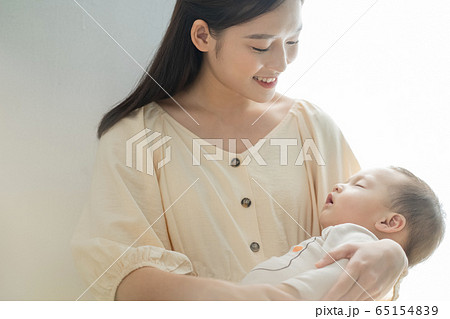 子育てをする若い女性と幼児 子育てをする若い女性と幼児 65154839
