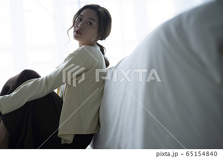 床に座って落ち込む女性 床に座って落ち込む女性 65154840