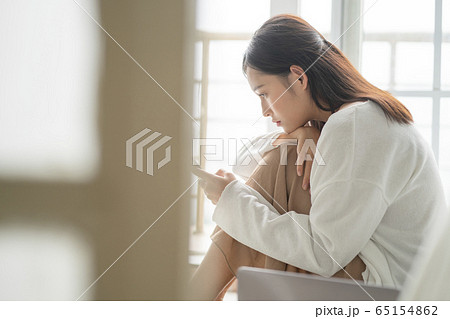 自宅でリラックスをする女性 65154862