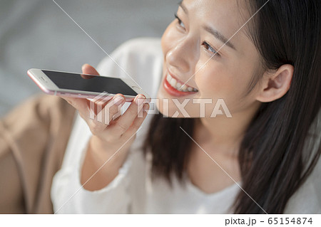 スマホで電話をかける若い女性 スマホで電話をかける若い女性 65154874