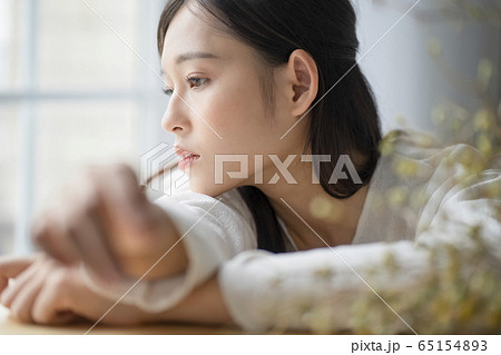 悩み事をする女性 65154893