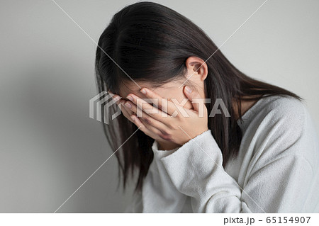 身体に傷のある若い女性 65154907