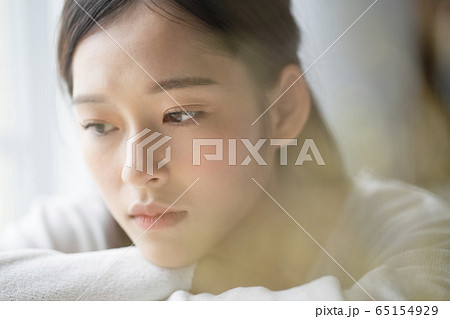 悩み事をする女性 65154929