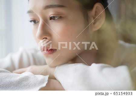 悩み事をする女性 悩み事をする女性 65154933