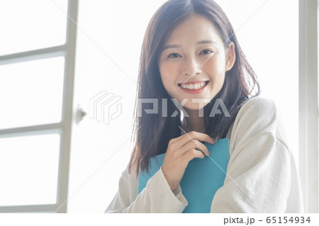 ファイルを持つ若いビジネスウーマン 65154934