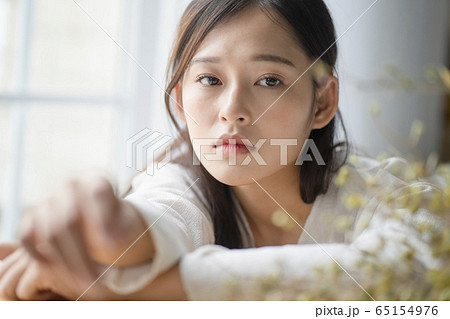 悩み事をする女性 65154976