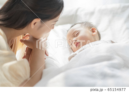子育てをする若い女性と幼児 子育てをする若い女性と幼児 65154977