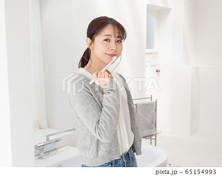 デンタルケア　若い女性 65154993