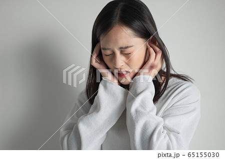 身体に傷のある若い女性 65155030