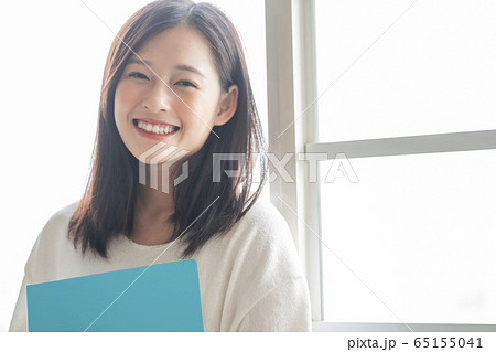 ファイルを持つ若いビジネスウーマン 65155041