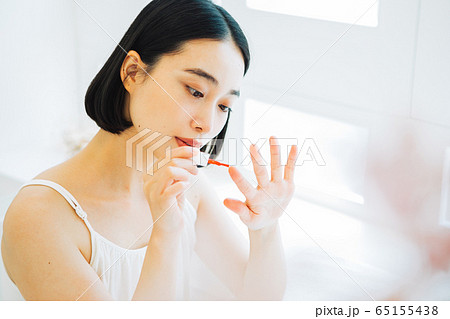 ネイルをする女性 ネイルをする女性 65155438