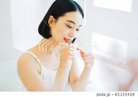 ネイルをする女性 ネイルをする女性 65155439