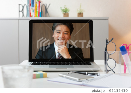 オンライン面接の面接官の画面 65155450