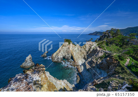 西伊豆　黄金崎より遠く富士山を望む 65157350