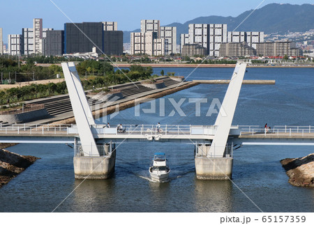 西宮市　西宮浜にかかる可動橋 65157359