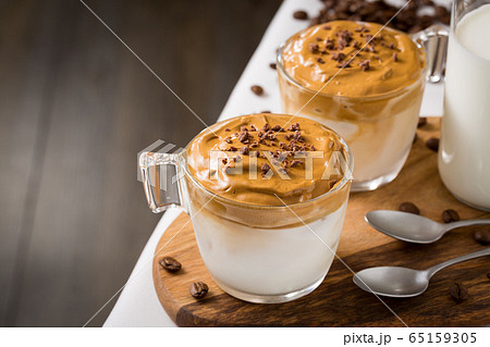 ダルゴナコーヒー - Whipped dalgona coffee 65159305