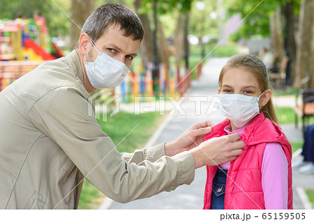 Dad on the street puts on his daughters face a Dad on the street puts on his daughters face a 65159505