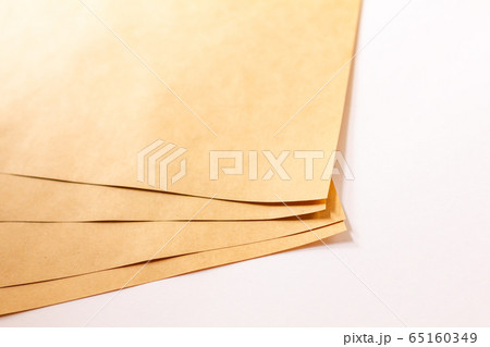 複数枚のクラフト紙 65160349