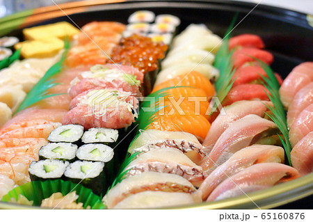 寿司パーティ、ホームパーティ、トロ、マグロ、エビ、タイ、いくら、おいしい寿司、江戸前、巻物、鮨、すし 寿司パーティ、ホームパーティ、トロ、マグロ、エビ、タイ、いくら、おいしい寿司、江戸前、巻物、鮨、すし 65160876