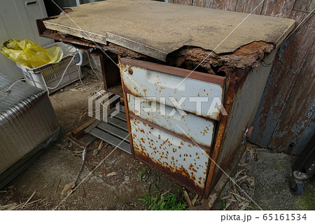 朽ちた事務机　倒産・廃業のイメージ 65161534