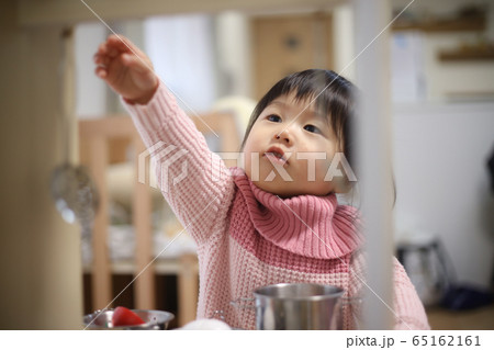 おままごとする女の子 65162161