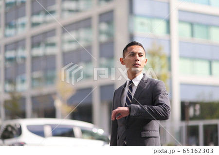 スーツ 時計 会社員 新入社員 働く人 ビジネス 屋外 若い男性 ビル スマホ 営業 コピースペース スーツ 時計 会社員 新入社員 働く人 ビジネス 屋外 若い男性 ビル スマホ 営業 コピースペース 65162303