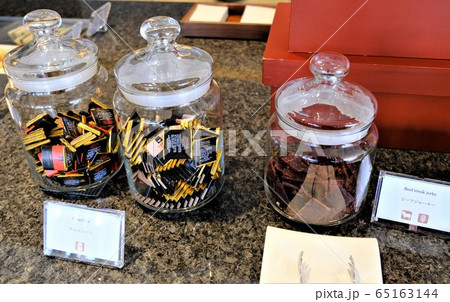 感染予防のため、瓶に入れられたホテルラウンジの軽食 感染予防のため、瓶に入れられたホテルラウンジの軽食 65163144