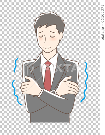 寒気を感じて震える男性 65163373