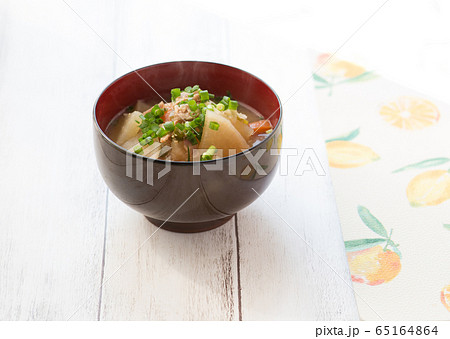 豚汁 お味噌汁 お椀 豚汁 お味噌汁 お椀 65164864