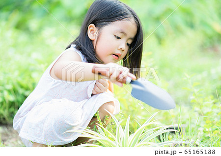 A child playing in the garden 65165188