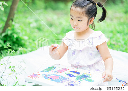 A child playing in the garden 65165222