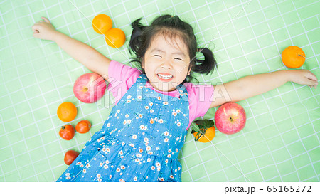 A child playing in the garden 65165272