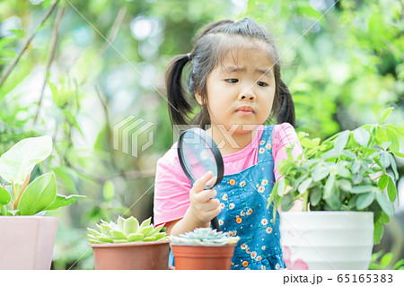 A child playing in the garden 65165383