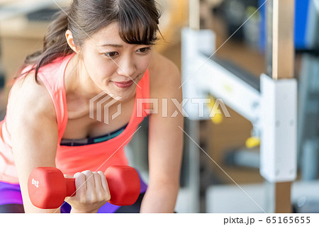 ジム 筋トレ トレーニング ダイエット ダンベル 若い女性 ジム 筋トレ トレーニング ダイエット ダンベル 若い女性 65165655