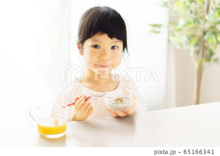 女の子 ヨーグルト 女の子 ヨーグルト 65166341