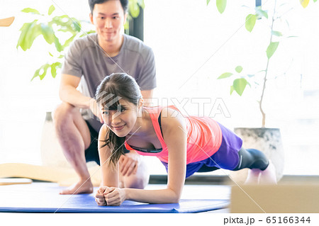プランク　パーソナルジム　若い女性　男性インストラクター　トレーナー 65166344
