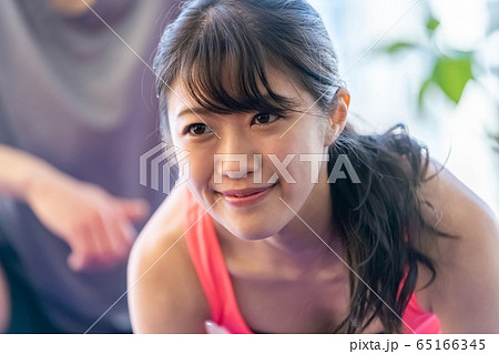 プランク　パーソナルジム　若い女性　トレーナー 65166345