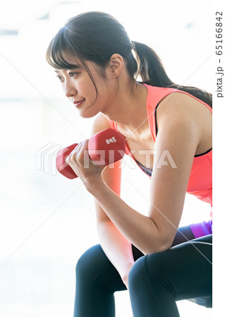 ジム　筋トレ　トレーニング　ダイエット　ダンベル　若い女性 65166842