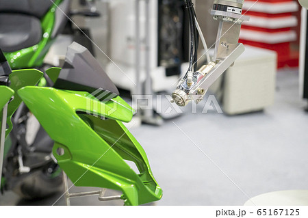 The painting robot spray the green color. The painting robot spray the green color. 65167125