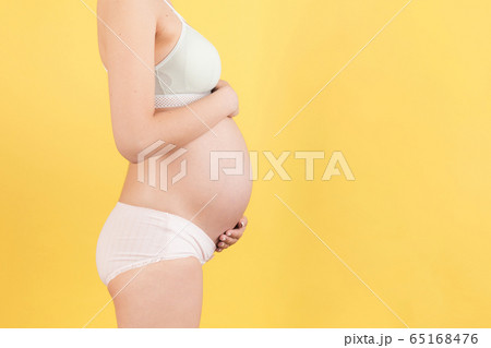 Cropped image of pregnant woman in colorful 65168476