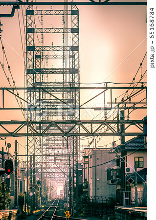 西武多摩川線・多磨駅の鉄塔と線路 65168784