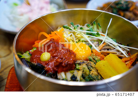 ビビンバ 韓国料理 卵 65171407
