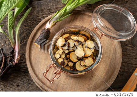 Preparation of homemade herbal tincture from comfrey root 65171879