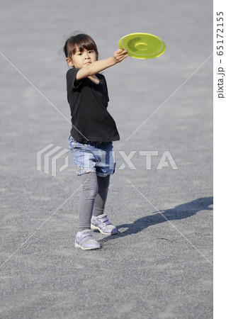 フリスビーをする幼児 5歳児 の写真素材