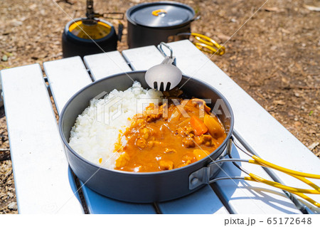 キャンプ素材　カレーライス 65172648