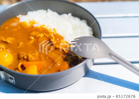 キャンプ素材　カレーライス 65172676