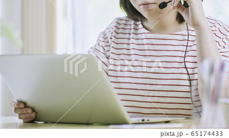 女の子　パソコン　オンライン学習 65174433