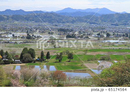 安曇野の5月　田植えのころ 65174564