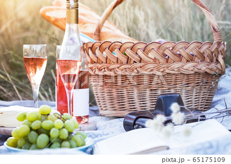 Picnic in the meadow 65175109