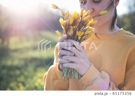 girl holding a bouquet of tulips 65175356